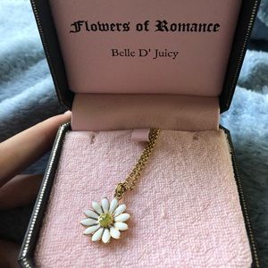 Beautiful Juicy Couture Daisy Necklace
